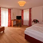 Gastehaus Schloss Bernau Πανσιόν *