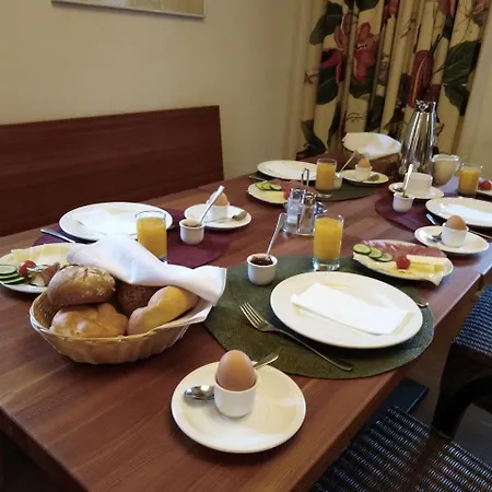 Gastehaus Schloss Bernau ゲストハウス Fischlham